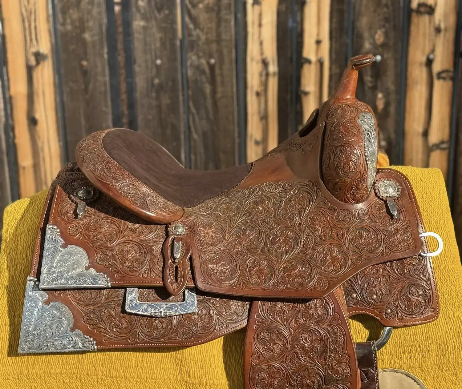 Silver cantle and corner plates